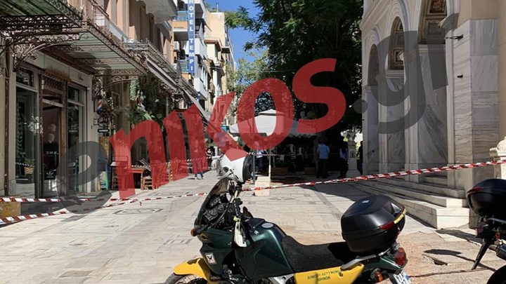 Κατέρρευσε τμήμα κτιρίου στην Αιόλου – Αποκλείστηκε το σημείο -ΦΩΤΟ αναγνώστη