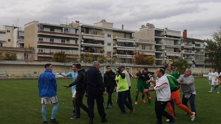 Σκηνές απείρου κάλους σε αγώνα Γ’ Εθνικής: Ξύλο παικτών με οπαδούς – BINTEO
