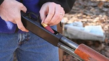 Ελεύθεροι οι δύο κυνηγοί που συνελήφθησαν για τον θάνατο του γαμπρού τους από τα σκάγια καραμπίνας που εκπυρσοκρότησε