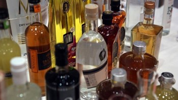 H ΑΑΔΕ εντόπισε κύκλωμα παραγωγής και διακίνησης νοθευμένων ποτών σε Λάρισα και Μαγνησία