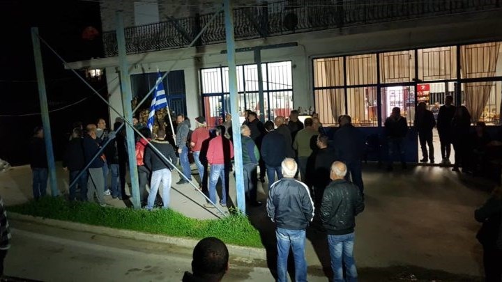 “Μπλόκο” σε πούλμαν με ασυνόδευτα προσφυγόπουλα από κατοίκους της Καρίτσας – ΦΩΤΟ