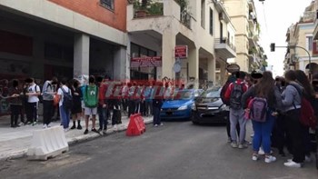 Ένταση σε Λύκειο της Πάτρας έπειτα από κατάληψη – Και κουκουλοφόροι μεταξύ των μαθητών – ΦΩΤΟ