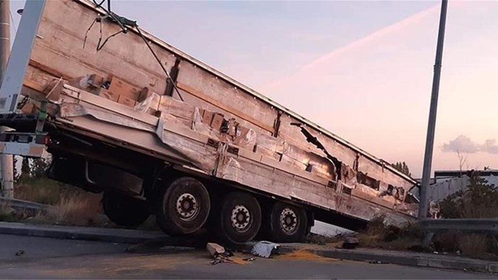 Τροχαίο με νταλίκα στην Αττική Οδό – Συγκλονιστικές εικόνες