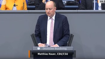 Γερμανός πολιτικός «κατέρρευσε» κατά τη διάρκεια της ομιλίας του – ΒΙΝΤΕΟ