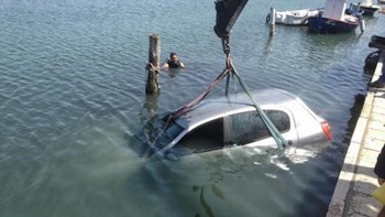 Αυτοκίνητο έπεσε στο λιμάνι του Πειραιά – Σώος βγήκε ο οδηγός