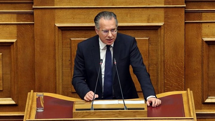 “Καρφιά” Κουμουτσάκου: Οι γραφικότητες να τελειώσουν – Δεν γίνεται μεταναστευτική πολιτική με μπίρες και κοψίδια