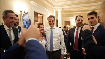 Για “breakfast” στο Καβούρι – Τι θα συζητηθεί στη συνάντηση Μητσοτάκη με τους βουλευτές της ΝΔ