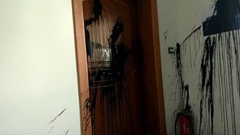 Βίντεο από την επίθεση μελών του Ρουβίκωνα στο γραφείο της Κεραμέως – Έριξαν μπογιές και έγραψαν συνθήματα