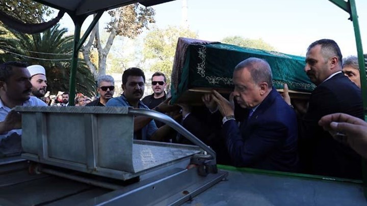 Στον βωμό της… επικοινωνίας: Ο Ερντογάν σήκωσε φέρετρο στους ώμους του – ΦΩΤΟ