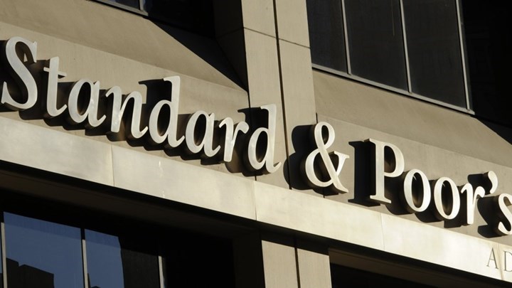 Ο S&P αναβάθμισε τρεις ελληνικές τράπεζες