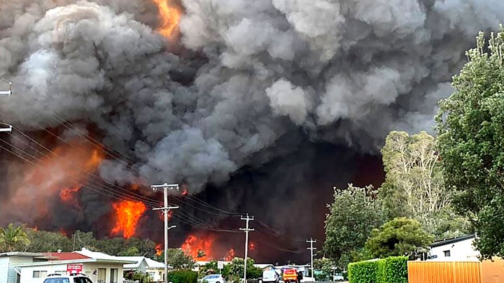 Μαίνονται καταστροφικές πυρκαγιές στην Αυστραλία: Δύο νεκροί δεκάδες τραυματίες και επτά αγνοούμενοι