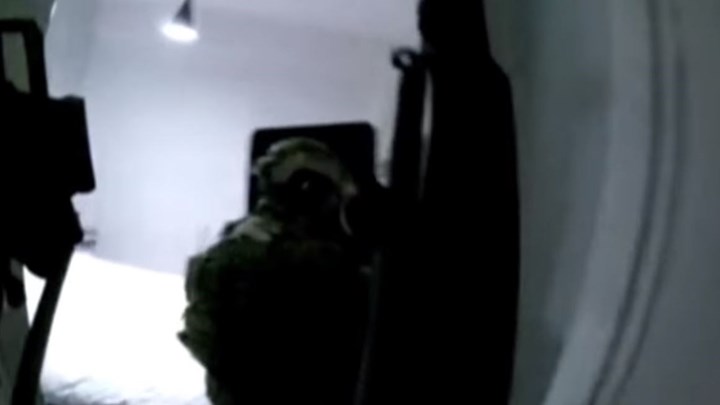 Καρέ-καρέ η επιχείρηση του Λιμενικού για την εξάρθρωση κυκλώματος που διακινούσε μετανάστες σε χώρες της Ευρώπης – ΒΙΝΤΕΟ