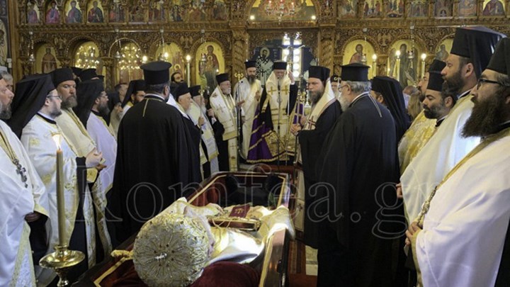 Tο “ύστατο χαίρε” στον μακαριστό μητροπολίτη πρώην Περιστερίου Χρυσόστομο – BINTEO