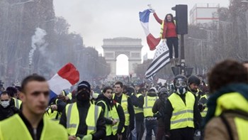 Διαδηλώσεις των «κίτρινων γιλέκων» σε Παρίσι και Στρασβούργο