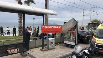 Τροχαίο στην Παραλιακή: “Τρελή” πορεία αυτοκινήτου – Έπεσε σε στάση λεωφορείου – ΦΩΤΟ