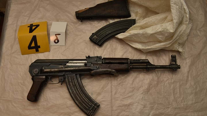 “Επαναστατική Αυτοάμυνα”: Αυτό είναι το οπλοστάσιο που βρέθηκε στη γιάφκα του Χολαργού – Πώς έφτασε στα ίχνη της οργάνωσης η Αντιτρομοκρατική – ΦΩΤΟ