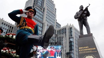 Η Ρωσία γιορτάζει τα 100 χρόνια από τη γέννηση του Καλάσνικοφ – Τι έλεγε για το πυροβόλο AK-47 που κατασκεύασε