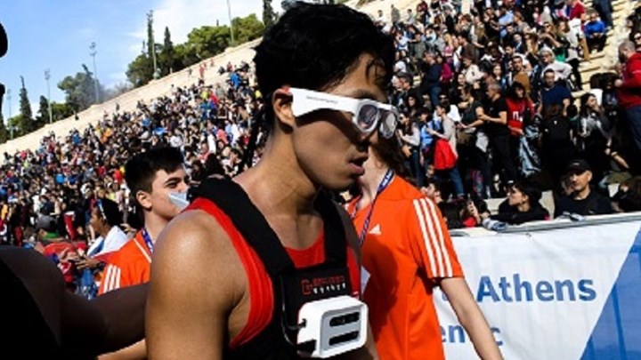 Μαραθωνοδρόμος με προβλήματα όρασης έτρεξε ασυνόδευτος – Το “θαύμα” της τεχνολογίας