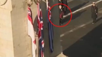 H “γκάφα” του Μπόρις Τζόνσον στην κατάθεση στεφάνου για τους ήρωες πολέμου – ΒΙΝΤΕΟ