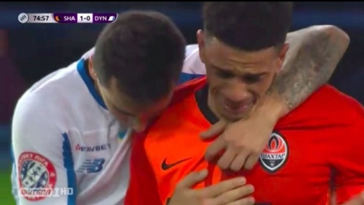 Δέχθηκε ρατσιστική επίθεση, έδειξε το μεσαίο του δάχτυλο, έβαλε τα κλάματα και… αποβλήθηκε – ΒΙΝΤΕΟ