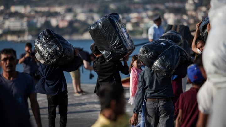Συνεχείς αφίξεις προσφύγων και μεταναστών στο λιμάνι του Πειραιά