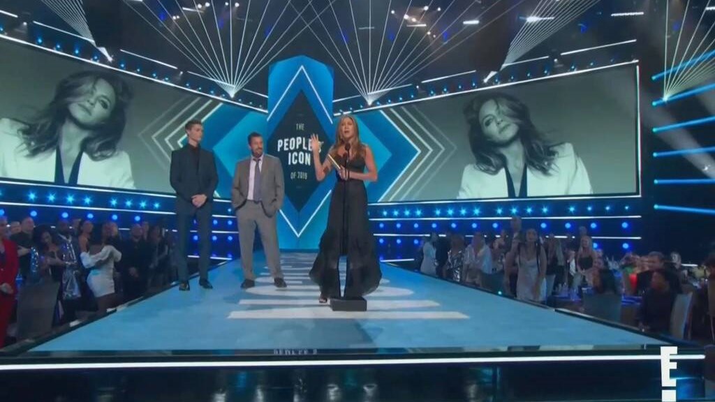 Εντυπωσιακή η Τζένιφερ Άνιστον στην παραλαβή βραβείου για την καριέρα της: Τα “Φιλαράκια” ήταν ένα δώρο ζωής – BINTEO