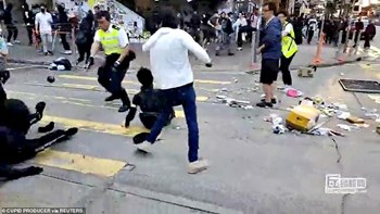 ΒΙΝΤΕΟ σοκ – Αστυνομικός πυροβολεί εξ επαφής διαδηλωτή στο Χονγκ Κονγκ – Προσοχή σκληρές εικόνες