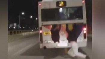 Σκαρφάλωσαν στο πίσω μέρος λεωφορείου που βρίσκεται εν κινήσει – ΒΙΝΤΕΟ