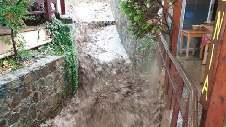 Νερά και λάσπες «έπνιξαν» ταβέρνα στα Χανιά – ΦΩΤΟ – ΒΙΝΤΕΟ