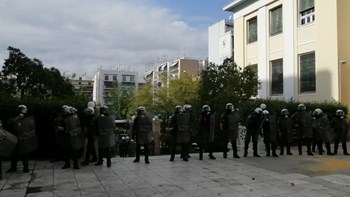 Ένταση στην ΑΣΟΕΕ: Φοιτητές και ΜΑΤ βρίσκονται στο προαύλιο – ΒΙΝΤΕΟ