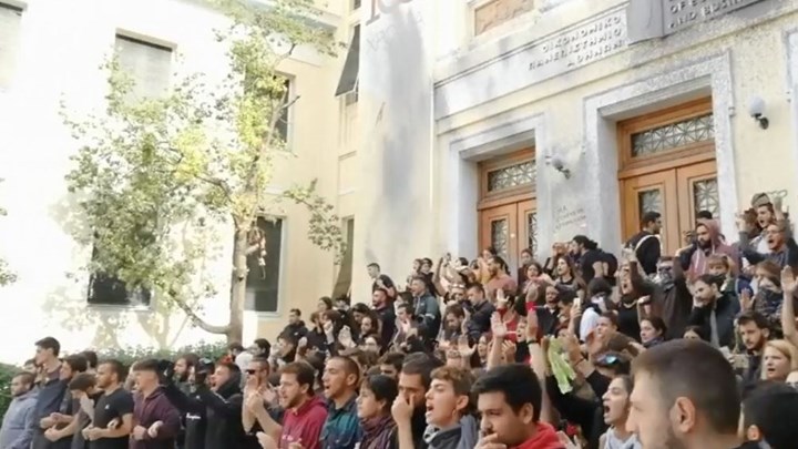 Προς το Πολυτεχνείο κατευθύνονται οι φοιτητές που αποχώρησαν από την ΑΣΟΕΕ