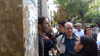 Φοιτητής διέκοψε τις δηλώσεις Φίλη στα ΜΜΕ – “Απαιτούμε να αποχωρήσουν τώρα” – ΒΙΝΤΕΟ