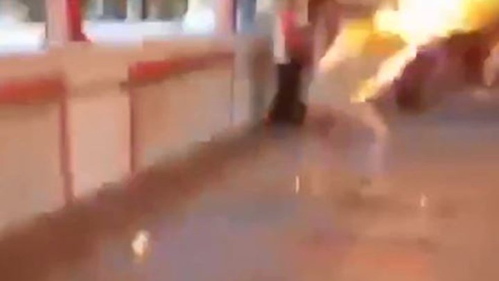 Βίντεο σοκ από το Χονγκ Κονγκ: Διαδηλωτές πυρπόλησαν άνδρα – ΣΚΛΗΡΕΣ ΕΙΚΟΝΕΣ