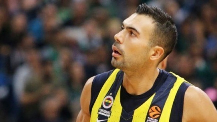 Οπαδοί της Φενέρ σε Σλούκα: «Είμαστε μαζί σου Κώστα, μη φύγεις – ΦΩΤΟ