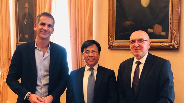 Συνάντηση Μπακογιάννη με τον πρόεδρο της Bank of China – Τι συζήτησαν