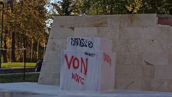Βανδάλισαν το υπό κατασκευή άγαλμα του Καραμανλή στην Ξάνθη – ΦΩΤΟ