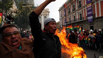 Τεταμένη η κατάσταση στη Βολιβία: Φόβοι για σκληρές συγκρούσεις τη νύχτα στη Λα Πας, κυβερνητικό αεροσκάφος του Μεξικού πετά προς τη χώρα