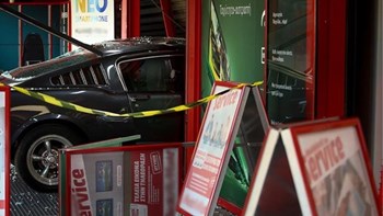 “Μπούκαραν” με αυτοκίνητο σε κατάστημα στο Περιστέρι