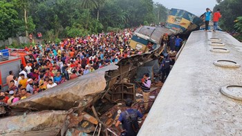 Τουλάχιστον 16 νεκροί και 60 τραυματίες στη μετωπική σύγκρουση επιβατικών τρένων στο Μπαγκλαντές – ΒΙΝΤΕΟ