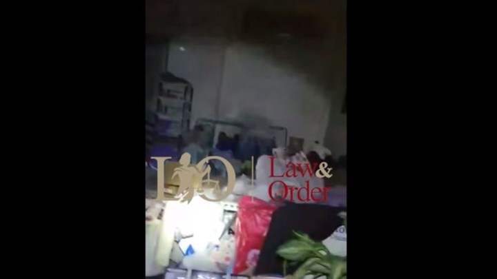 Βίντεο-ντοκουμέντο: Η στιγμή της σύλληψης ενός διαρρήκτη που είχε κρυφτεί σε ντουλάπα διαμερίσματος