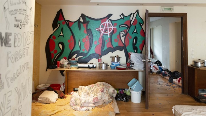 Αυτή είναι η κατάληψη στα Εξάρχεια που εκκενώθηκε από την αστυνομία – ΦΩΤΟ