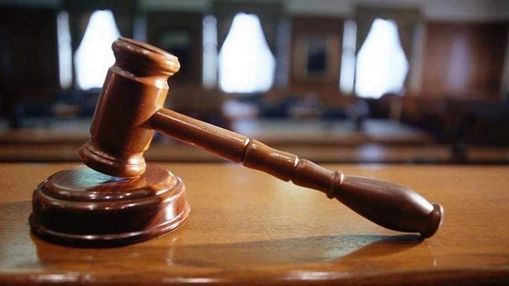 Καταδικάστηκε έφηβη που ανάγκασε 12χρονη να συμμετέχει σε τρίο με τον 27χρονο σύντροφό της – ΦΩΤΟ