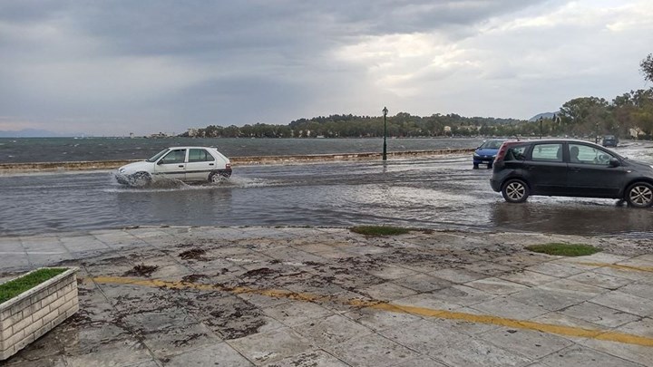 Η “Βικτώρια” σαρώνει την Κέρκυρα – Πλημμύρισαν δρόμοι, κόπηκαν δέντρα – ΦΩΤΟ