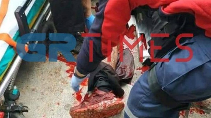 Σοκάρουν οι εικόνες από την επίθεση με μαχαίρι στο κέντρο της Θεσσαλονίκης – ΦΩΤΟ