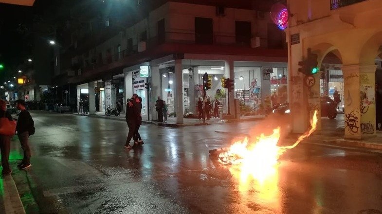 Ζευγάρι χόρεψε ταγκό δίπλα σε φλεγόμενο κάδο – ΦΩΤΟ