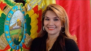 Γυναίκα γερουσιαστής της αντιπολίτευσης αυτοανακηρύχθηκε πρόεδρος της Βολιβίας