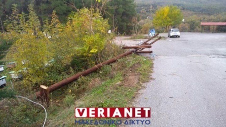 Αναστάτωση στη Βέροια: Πριόνισαν κολόνες της ΔΕΗ για να κόψουν το ρεύμα σε δομή φιλοξενίας προσφύγων – ΦΩΤΟ