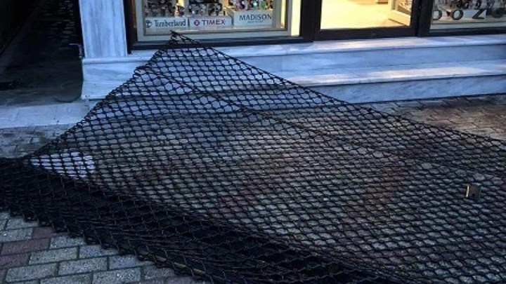 Διάρρηξη σε κοσμηματοπωλείο στην Πέλλα – Ξήλωσαν τα σιδερένια ρολά και άρπαξαν κοσμήματα από τη βιτρίνα