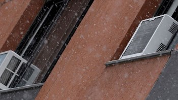 Τραγικός θάνατος για 2χρονη – Έπεσε πάνω της κλιματιστικό από τον όγδοο όροφο