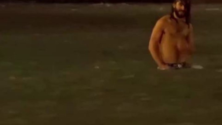 Εικόνες σοκ από τη Βενετία – Άνδρας κολύμπησε στην πλατεία του Άγιου Μάρκου – Σε εκατοντάδες εκατομμύρια ευρώ ανέρχεται το κόστος των πλημμυρών – ΦΩΤΟ – ΒΙΝΤΕΟ